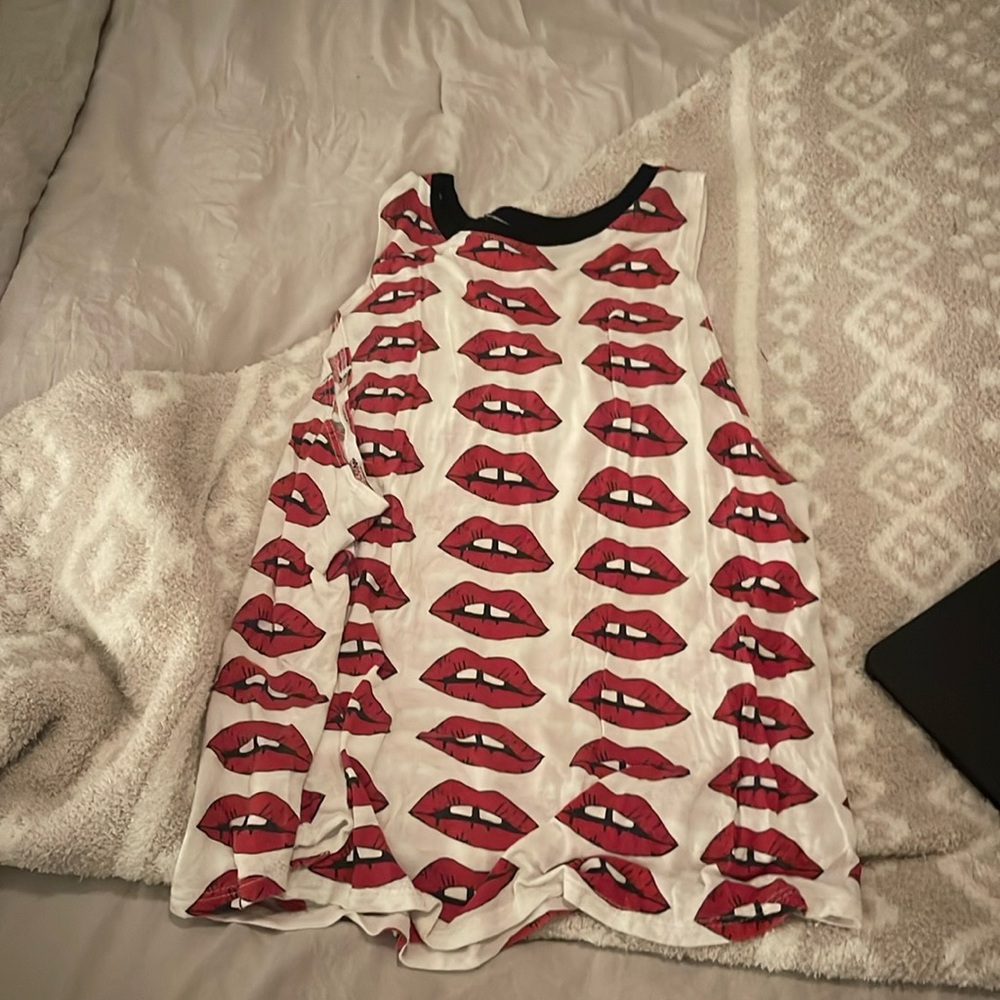 Graphic tank